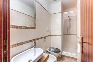 罗马阿尔塔维拉酒店的带浴缸、卫生间和盥洗盆的浴室