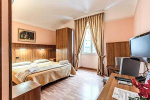 罗马阿尔塔维拉酒店的配有一张床和一张书桌的酒店客房