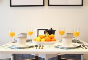 马德里Apartamento Marques de Zafra - Ventas的一张桌子,上面放着一碗水果和橙汁