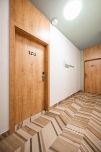 布拉格Luma Terra Prague Hostel的空的走廊,房间有两个门