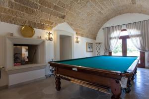 加拉蒂纳Villa Maxima Privacy and Pool - Happy Rentals的砖墙房的台球桌