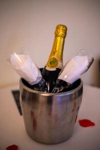 加亚新城Motel Paraíso do Braseiro的桌子上桶装一瓶香槟