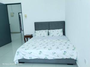 马西2 Storey terrace house at masai的卧室配有带白色棉被和枕头的床