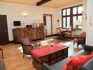 NiederheimbachApartment Pinot Noir的客厅配有沙发和桌子
