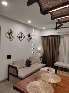 卡兰古特Goan Fiesta Ultra Luxury CALANGUTE的客厅配有沙发和2张桌子