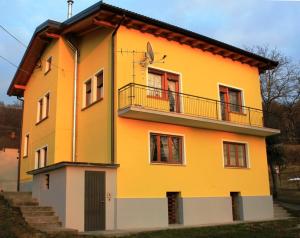 Tignes意大利发现公寓的黄色和白色的房子设有阳台