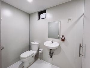 董里Pang Long Chao resort的白色的浴室设有卫生间和水槽。