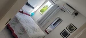 阿拉卡茹Apartamento 3/4 ótima localização的一间卧室设有一张床和一个窗口