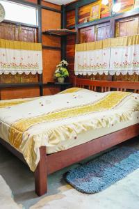 董里Pang Long Chao resort的配有窗户的客房内的一张大床