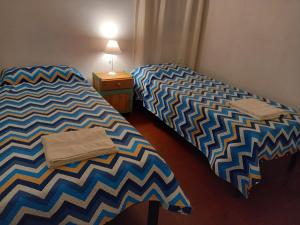 卡塔马卡Casa Eusebio - Catamarca capital的两张睡床彼此相邻,位于一个房间里