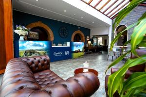 卡莱尔坎布里亚公园酒店的一间钟表房里的棕色皮沙发