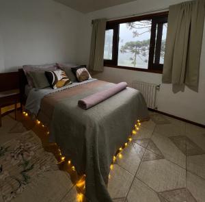 坎巴拉Rodeio das Lagoas的卧室内的两张床和灯