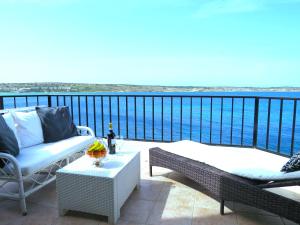 梅利哈Seafront apartment Terrace, lounger & Panoramic ocean views的享有水景的阳台
