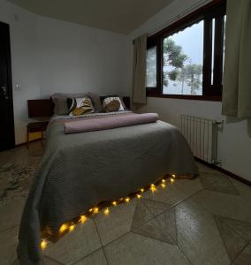 坎巴拉Rodeio das Lagoas的一间卧室配有一张灯光床
