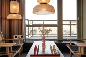 哥本哈根CPH Hotel的一间房间,桌子上有一个花瓶