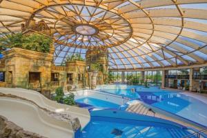布达佩斯Király Családi Apartman- Royal Family Apartment的一座带天花板的大型游泳池
