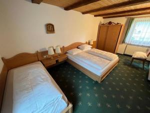 Lappago伦泽霍夫农家乐的一间卧室,配有两张床