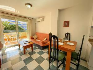 奥罗佩萨德尔马Apartamentos Bonaire 3000的客厅配有桌子和沙发