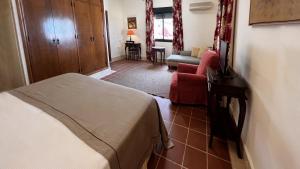 贝赫尔-德拉弗龙特拉辛德胡拉酒店的一间卧室配有一张床和一个沙发