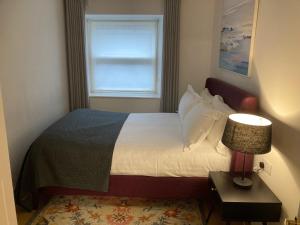 科克Hotel Isaacs Cork City的一间卧室配有一张带窗户和灯的床