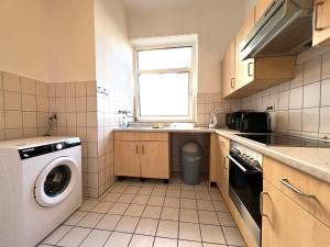 新明斯特Unterkunft mit Einzelzimmer Zentrum的厨房配有洗衣机和窗户。