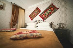 巴库Xan Hotel的一间卧室配有一张带两个枕头的床