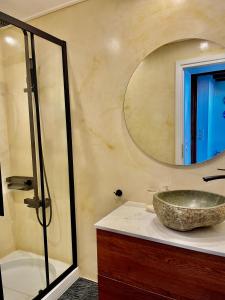干尼亚艾瑞塔套房公寓的一间带石制水槽和镜子的浴室