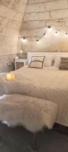 莱切Palazzo Emy的卧室配有一张带白色床单和枕头的大床。