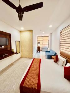 新德里Amora Rooms Dwarka的客厅配有床和沙发