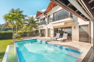 圣塔芭芭拉-山美纳Charming villa with ocean view in Puerto Bahia的一座房子后院的游泳池