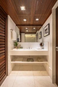 圣保罗圣保罗波尔图湾酒店的一间带水槽和大镜子的浴室