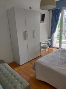 马里纳-迪-皮特拉桑塔MILANO的卧室配有大型白色橱柜和桌子