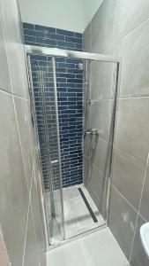 维也纳K&K Apartment near Hauptbahnhof - Kingsize Bed的浴室里设有玻璃门淋浴