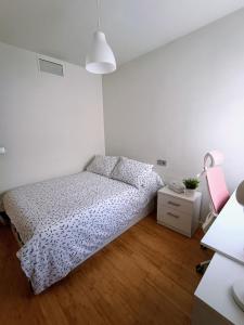 格拉纳达Acogedora habitación privada en Villa Mayka的白色卧室配有床和书桌