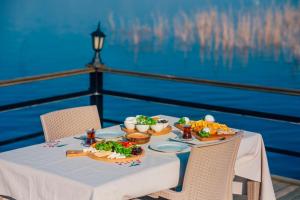 萨潘贾Nibras Villa Resort Hotel的船上的餐桌