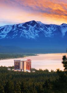 斯德特莱恩Bally's Lake Tahoe Casino Resort的享有酒店的景色,其背景是白雪 ⁇ 的群山