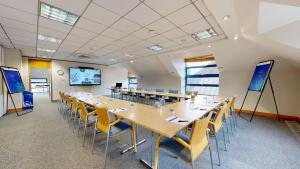 梅登黑德CIM Business Centre的一间会议室,配有长桌子和椅子
