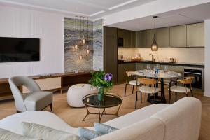 戛纳Carlton Cannes, a Regent Hotel的客厅以及带桌椅的厨房。