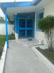 利伯维尔Villa bord de mer louis的蓝色门和人行道的房子