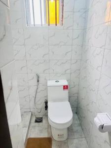 达累斯萨拉姆kaya homes的白色的浴室设有卫生间和窗户。