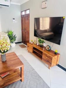 达累斯萨拉姆kaya homes的客厅配有大屏幕平面电视