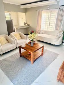 达累斯萨拉姆kaya homes的客厅配有两张沙发和一张咖啡桌