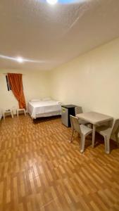圣塔芭芭拉-山美纳Paraíso de Rojas hotel的客房设有一张床、一张桌子和一张桌子。