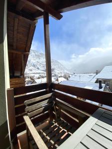 埃斯波特Dúplex La Roca - L'Amfitriona的阳台享有雪覆盖的山脉美景。