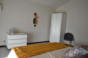 Piobesi dʼAlbaCasa Framama的一间卧室配有一张床、一个橱柜和一把椅子