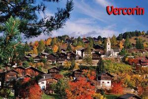 韦尔科兰La Montagnette, VERCORIN的一座小山上的小镇,那里有树木和教堂