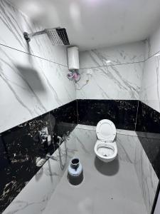 艾哈迈达巴德HOTEL THE PACIFIC的浴室配有白色卫生间和盥洗盆。