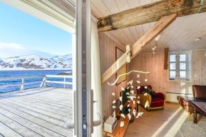 KongsfjordKongsfjord Arctic Lodge的海景客厅