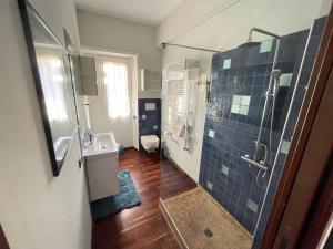 丽都迪奥斯蒂亚Le Palme的带淋浴、卫生间和盥洗盆的浴室