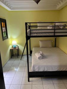 马拉喀什Riad Paolo Piscine Palmeraie的一间卧室配有两张双层床。